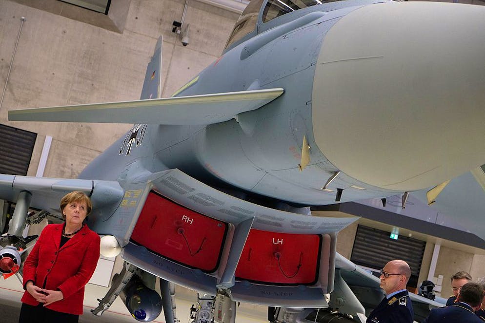 Neue Kampfjets für die Schweiz: Eurofighter Typhoon. Angela Merkel guckt ihn zwar etwas skeptisch an...