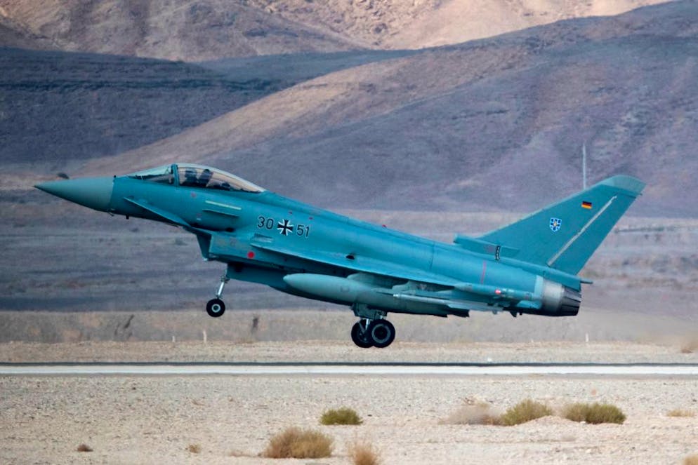 Neue Kampfjets für die Schweiz: Eurofighter Typhoon. Er hat inzwischen aber auch ausserhalb Europas Abnehmer gefunden: Der Eurofighter ist seit 2006 im Einsatz und ist mittlerweile auch auf der arabischen Halbinsel anzutreffen.