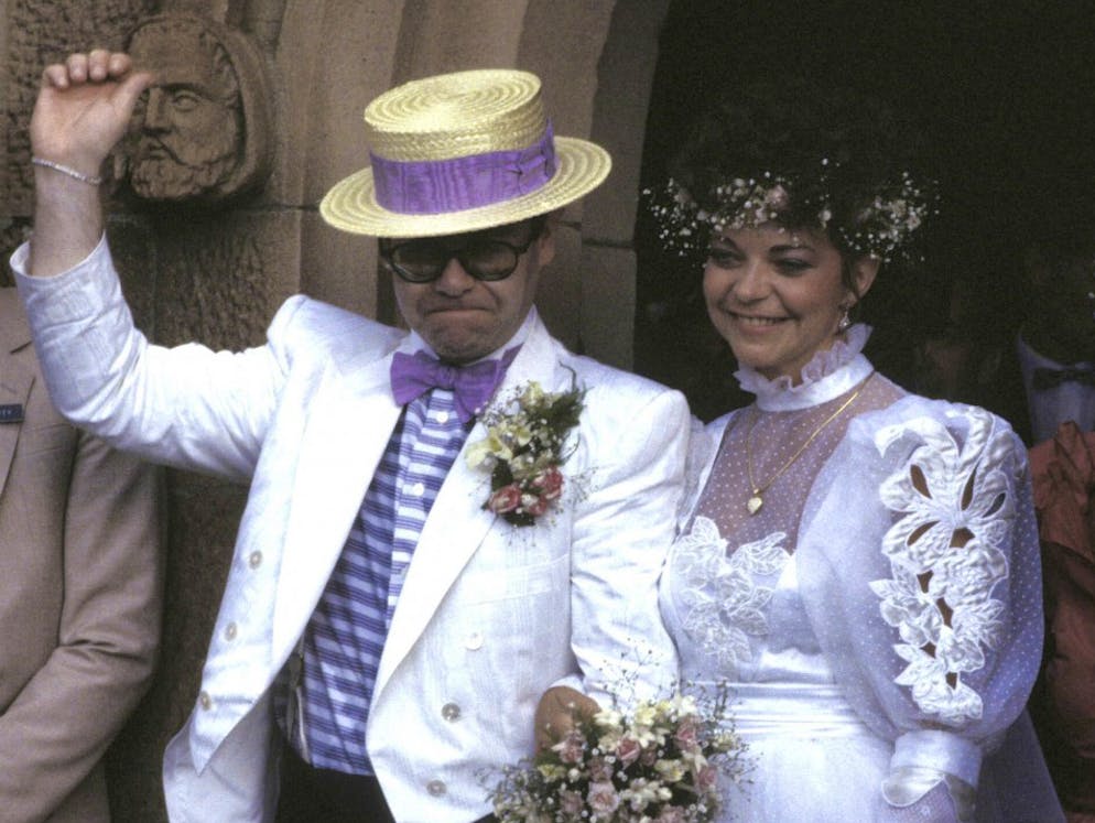 Bis dass der Tod ...? Das sind die langlebigsten Promi-Ehen. Für Elton John war der Weg zum Liebesglück lang. 1984 ging der Sänger zum ersten Mal den Bund der Ehe ein. Allerdings wartete da noch eine Frau vor dem Traualtar: die aus Deutschland stammende Tontechnikerin Renate Blauel. 1988 folgte die Scheidung und Elton John outete sich.