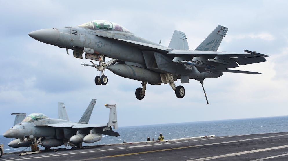 Neue Kampfjets für die Schweiz: Boeing F/A-18 E/F Super Hornet. Entwickelt wurde der Jet für Einsätze auf Flugzeugträgern, er verfügt also über ein solides Fahrwerk, um den harten Trägerstarts- und Landungen zu trotzen. Der F/A-18 E/F kam 1999 als Ersatz für die alternde F-14 Tomcat-Flotte der US Navy.