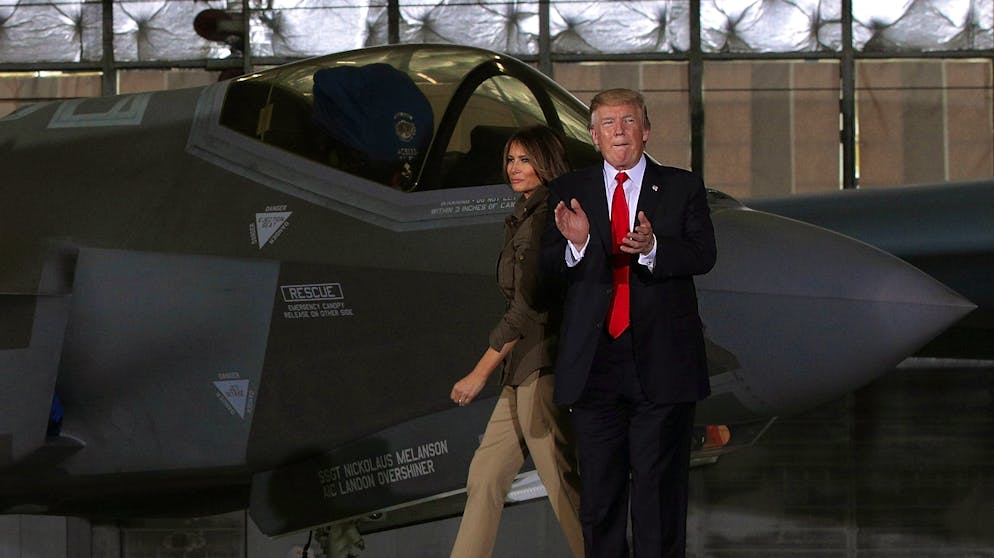 Neue Kampfjets für die Schweiz: Lockheed Martin F-35 Lightning II. Präsident Trump drohte gar, dem Experiment den Hahn abzudrehen. Doch zu viel hing an dem Tarnkappen-Flugzeug, das ab 2010 zum Ersatz für diverse alternde Modelle der US Air Force, Navy und Marines werden sollte...