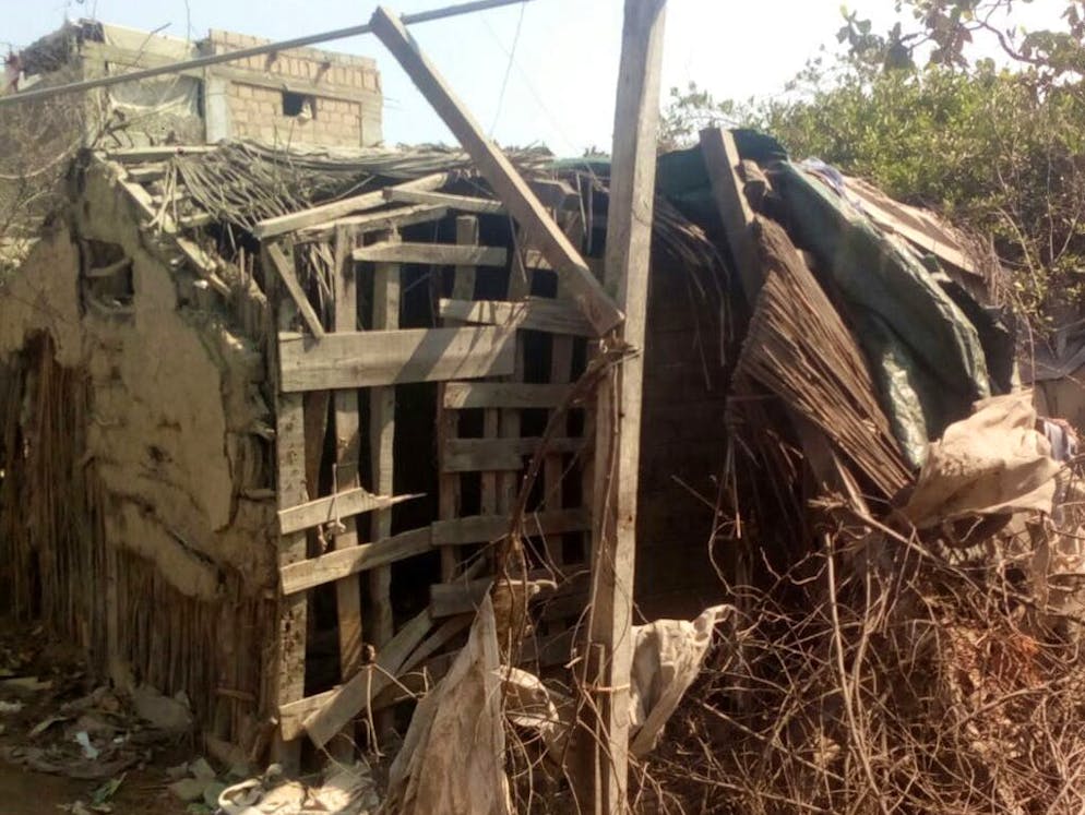 Malattia che pietrifica la pelle. La famiglia, che vive in condizioni estremamente precarie vicino Karachi, la più grande città del Pakistan, è già sufficientemente messa alla prova per far fronte ai bisogni quotidiani.