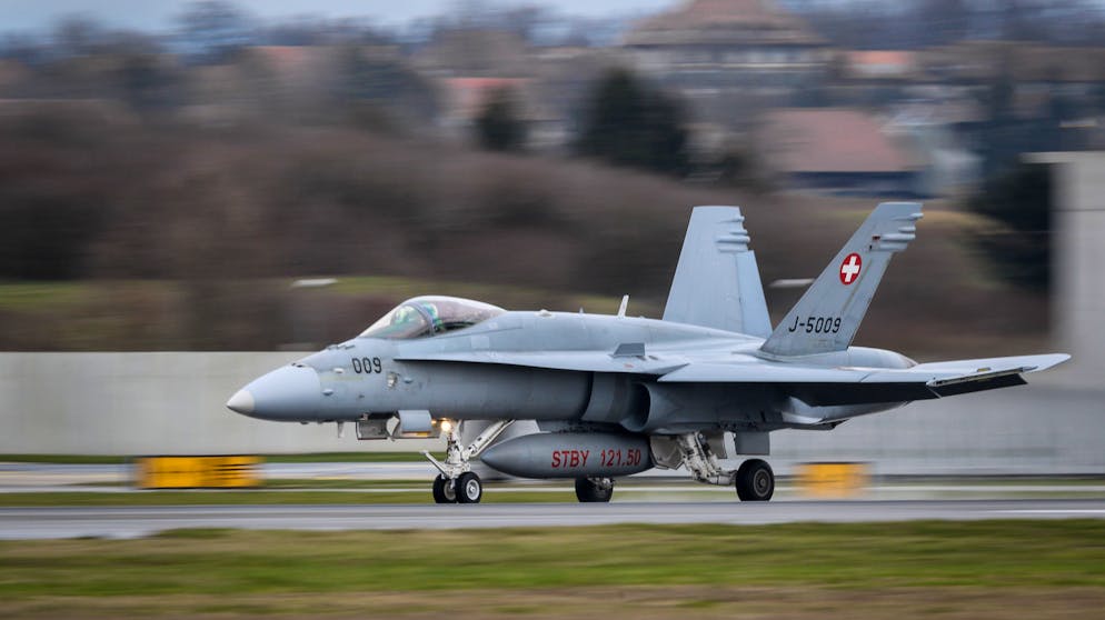 Neue Kampfjets für die Schweiz: Boeing F/A-18 E/F Super Hornet. Der Vorgänger des Super Hornet fliegt bereits für die Schweizer Luftwaffe: 30 F/A-18 C/D Hornet stehen hierzulande seit 1997 im Einsatz.