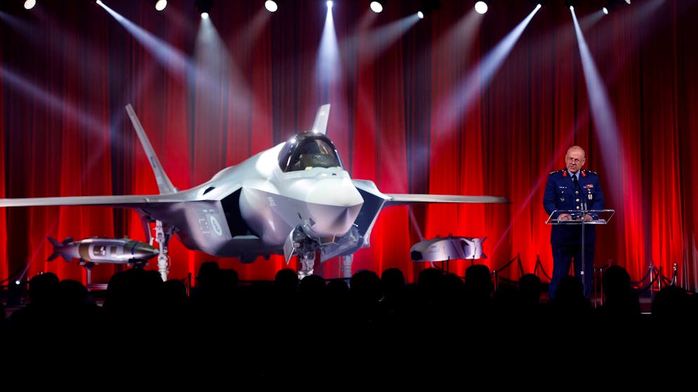 Neue Kampfjets für die Schweiz: Lockheed Martin F-35 Lightning II. Und dann war es 2015 doch so weit und die erste Flugstaffel war in der Luft - 14 Jahre nach Programmstart und 5 Jahre nach dem angepeilten Erstflug. Seither läuft die Produktion an und Hersteller Lockheed Martin verkauft das Flugzeug an Luftwaffen in der ganzen Welt.