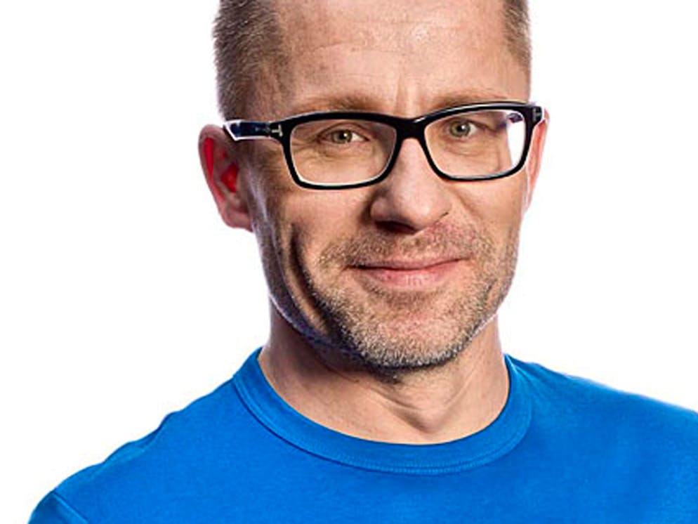«Bluewin»-Redaktor Bruno Bötschi spricht für das Frage-Antwort-Spiel «Bötschi fragt» regelmässig mit bekannten Persönlichkeiten. Bötschi hat viel Erfahrung mit Interviews. Für die Zeitschrift «Schweizer Familie» betreute er jahrelang die Serie «Traumfänger». Über 200 Persönlichkeiten stellte er dafür die Frage: Als Kind hat man viele Träume – erinnern Sie sich? Das Buch zur Serie «Traumfänger» ist im Applaus Verlag, Zürich, erschienen. Es ist im Buchhandel erhältlich.