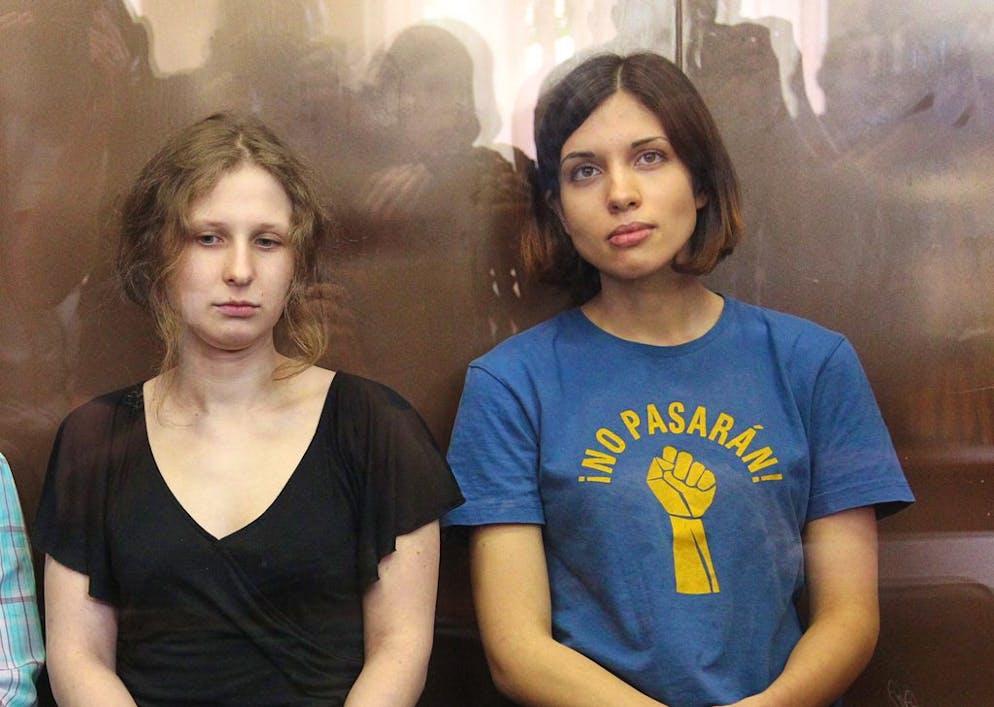 Maria Alyokhina (l.) und Nadezhda Tolokonnikova der Protest-Punk-Band Pussy Riot vor Gericht im Jahr 2012.
