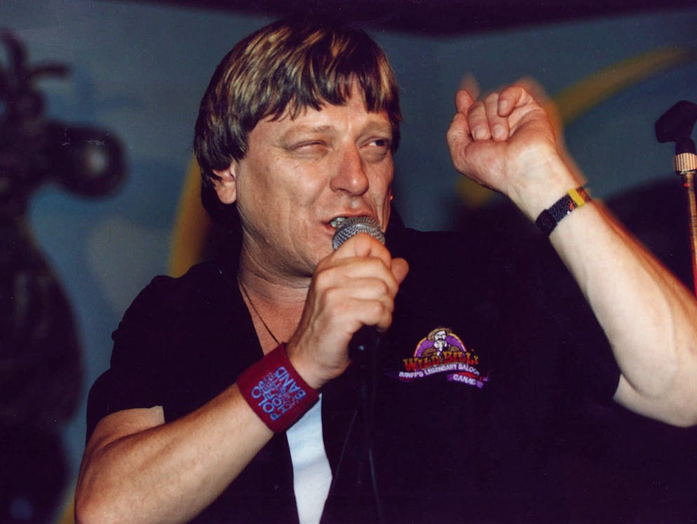 Polo Hofer: Hippie, Popstar, Provokateur. Polo Hofer war nicht nur ein erfolgreicher Musiker und begnadeter Verkäufer - er tanzte immer schon auf vielen Bühnen. Für ein provokantes Polit-Statement war er immer zu haben.