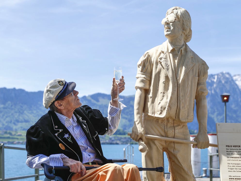 Polo Hofer: Hippie, Popstar, Provokateur. Die Statue wurde vom Künstler Inigo Gheyselinck aus einer Weisstanne aus Polo Hofers Heimatort Interlaken hergestellt.
