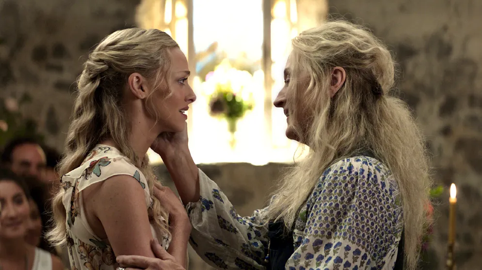 «Mamma Mia! Here We Go Again»: Die Bilder. Donna (Meryl Streep, r.) mit Tochter Sophie (Amanda Seyfried).