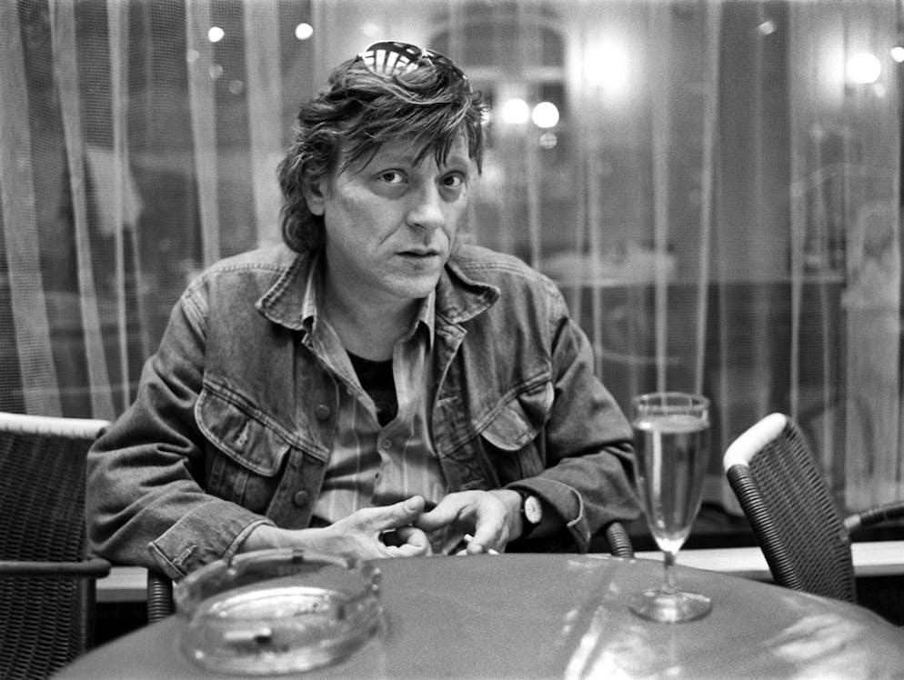 Polo Hofer: Hippie, Popstar, Provokateur. Hofer erledigte auch viele Auftragsarbeiten, so schuf er die Hymne des Piratensenders «Radio 24» und rief 1987 zum Kampf gegen Aids auf («Im Minimum e Gummi drum»).