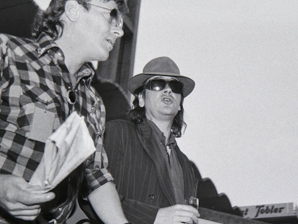 Polo Hofer: Hippie, Popstar, Provokateur. Die Berner Rocklegende Polo Hofer begleitet seinen Hamburger Kollegen, den deutschen Rockstar Udo Lindenberg, auf die Buehne im Wankdorfstadion in Bern, am 10. September 1989.
