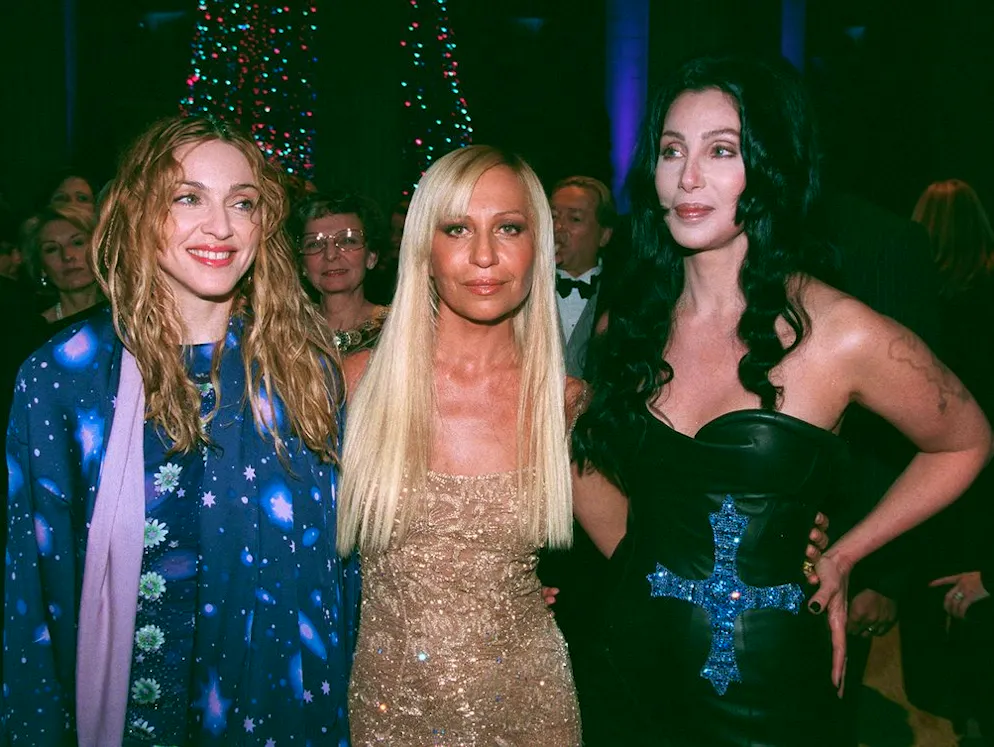 Die schönsten Bilder von Cher. Superstars unter sich: Cher (r.) 1997 mit Madonna (l.) und Donatella Versace, deren ermorderter Bruder Gianni Versace mit einem Spenden-Dinner geehrt wurde. Der Erlös ging an das Kostüm-Institut des Metropolitan Museum of Art.