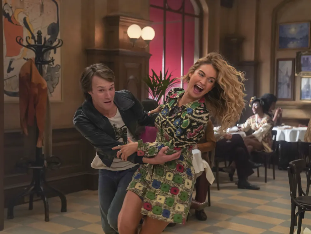 «Mamma Mia! Here We Go Again»: Die Bilder. Der junge Harry (Hugh Skinner) wirbelt die junge Donna (Lily James) herum.