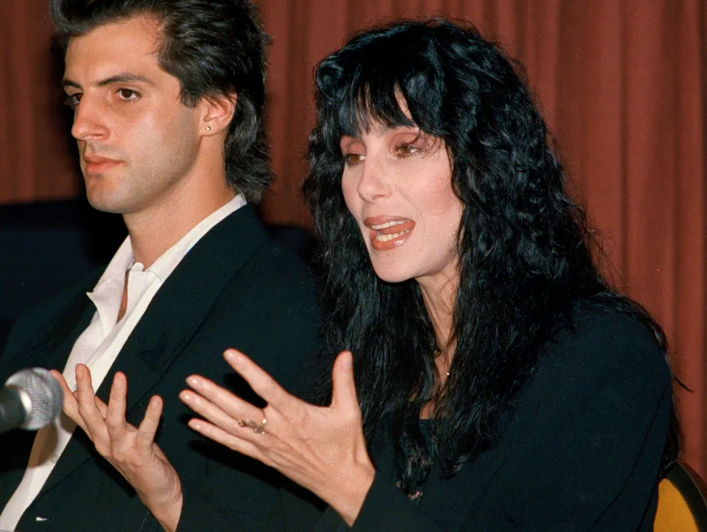 Die schönsten Bilder von Cher. 1988: Cher nimmt während einer Pressekonferenz ihren Freund Robert Camilletti in Schutz. Ihm wurde vorgeworfen, einen Fotografen angefahren zu haben. Camilletti wurde im Anschluss zu einer Gefängnisstrafe verurteilt. Zu unrecht, wie Cher im «Bluewin»-Interview findet. Er habe nichts getan, so die Sängerin.