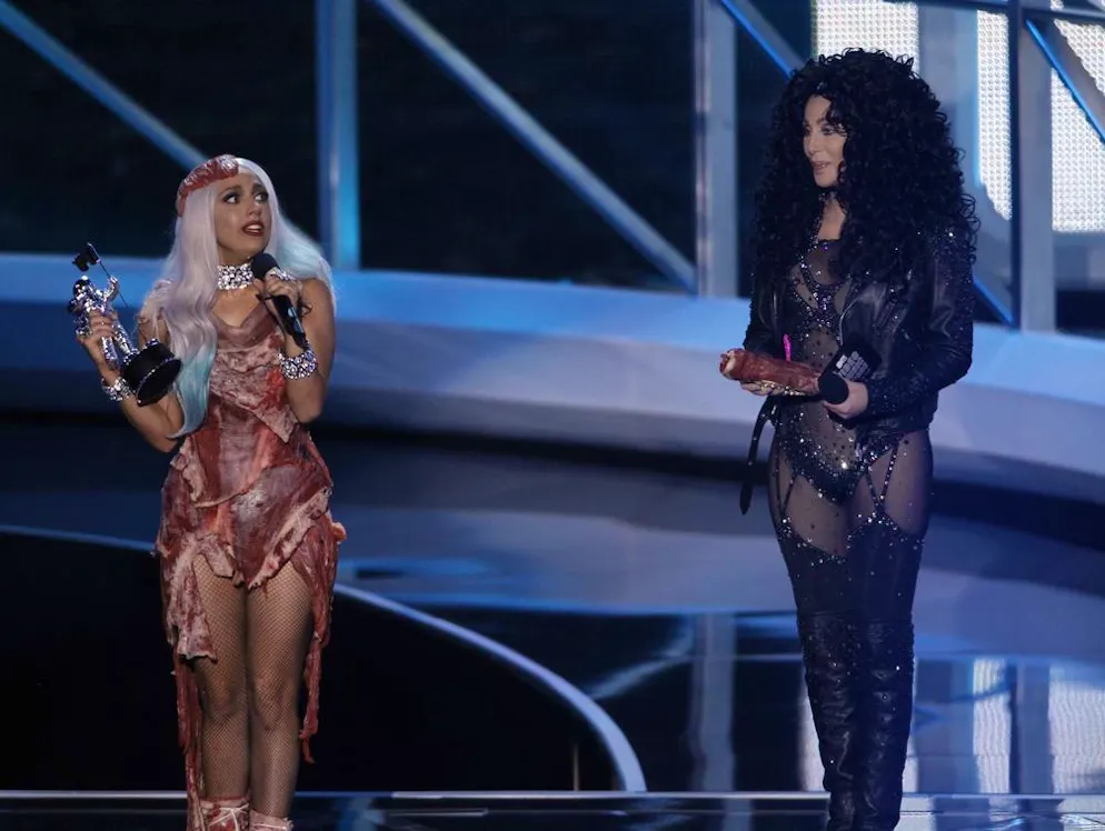 Die schönsten Bilder von Cher. 2010: Cher (r.) hat Lady Gaga in Los Angeles einen MTV Video Music Award überreicht.