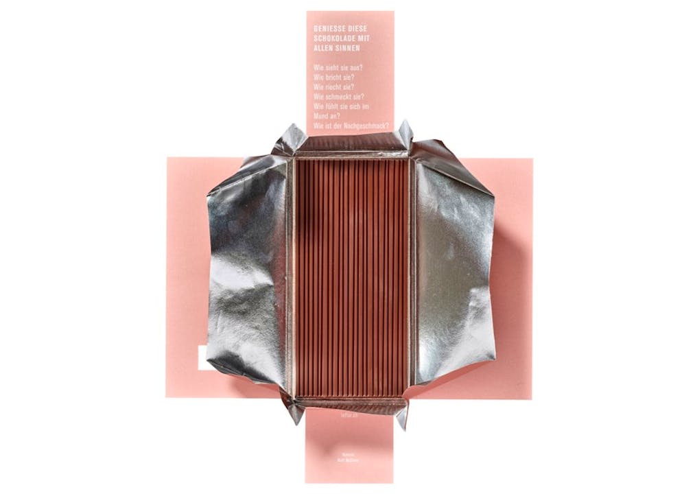Knackige Schokolade in flachen Tafeln mit feinen Streifen: Das Zürcher Label «La Flor» honoriert mit ihrer Handwerkskunst und ihrem Namen die einstigen Seidenwebereien des Zürcher Florhofs. 