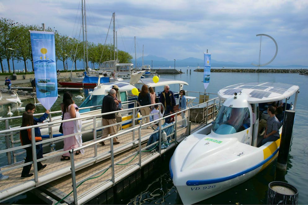 Lausanne: ville la plus verte de Suisse. Silencieux, les bateaux solaires Aquarel au départ du port d’Ouchy naviguent sur le lac Léman.