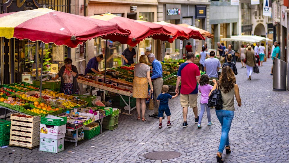 Lausanne: ville la plus verte de Suisse. Tous les mercredis et samedis, fromagers, maraîchers, bouchers et brocanteurs se rassemblent sur la place de la Riponne. Les bières locales, produits bio, fruits et légumes de saison sont vendus jusque dans les chemins escarpés de la rue St-François et de la rue de Bourg.