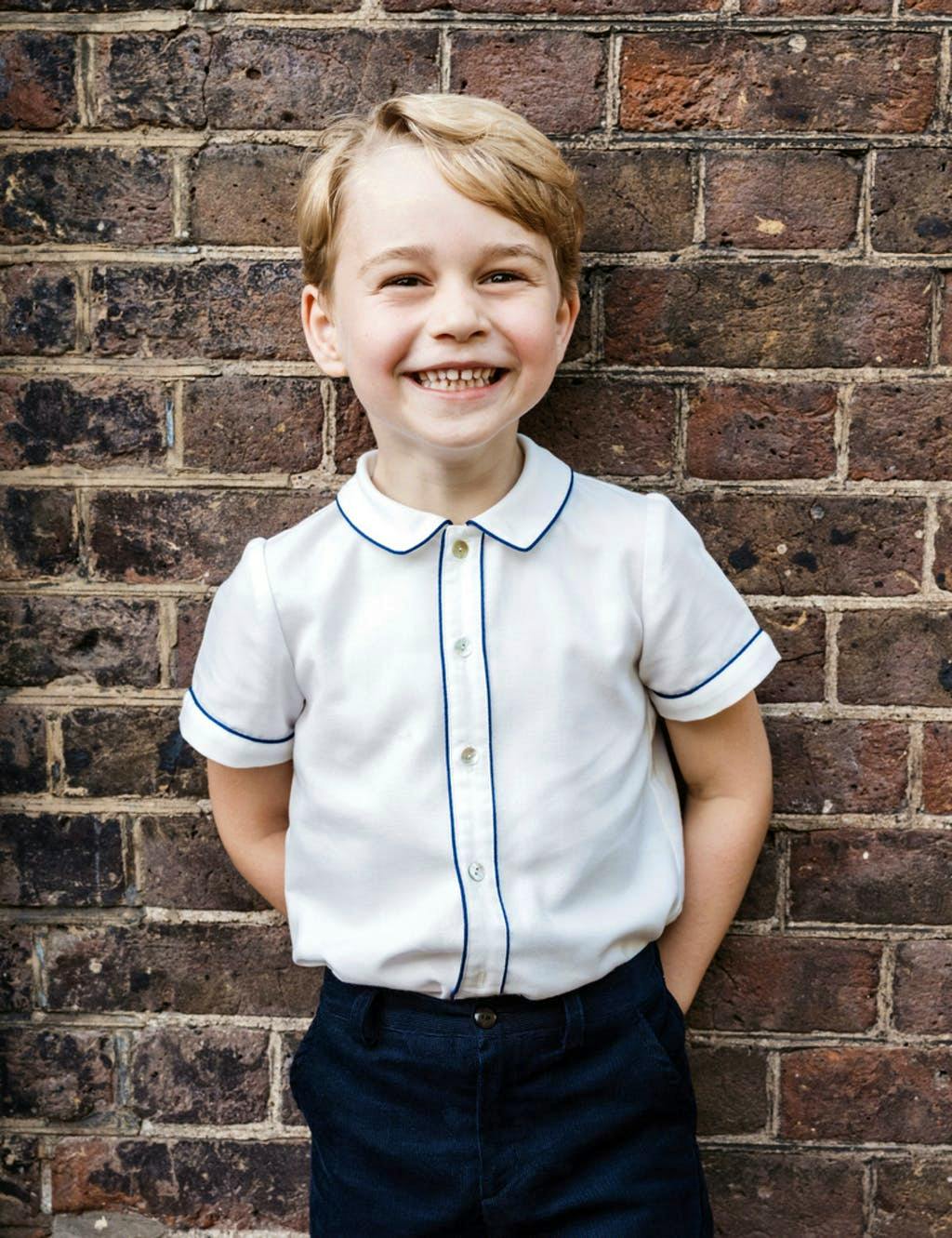 Le Prince George A L Air Heureux Et Sur De Lui Le Prince George A L Air Heureux Et Sur De Lui