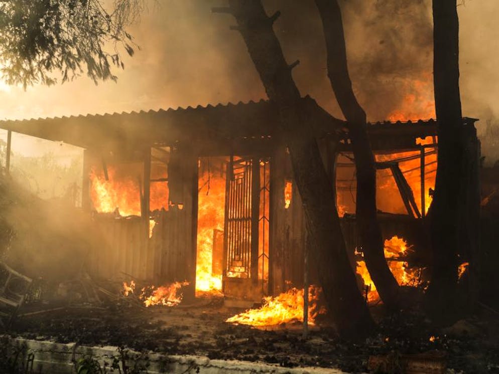 Brände in Griechenland. Bei extremer Trockenheit und starken Winden ist ein Waldbrand nahe der griechischen Ferienortschaft Kineta ausser Kontrolle geraten.
