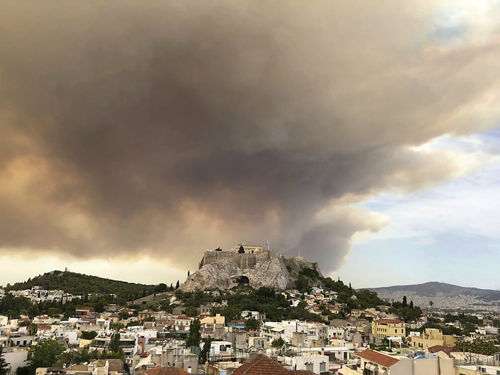 Brände in Griechenland. Über der weltberühmten Akropolis steigt Rauch auf. 