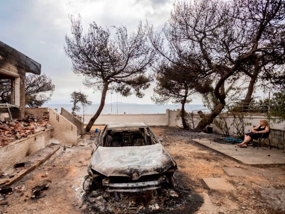 Brände in Griechenland. <br>Asimina Psaltira sitzt bei ihrem komplett zerstörten Haus, nachdem dort ein Feuer in der letzten Nacht gewütet hat.