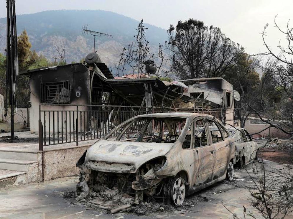 Brände in Griechenland. Die schweren Waldbrände in Griechenland hatten verheerende Folgen. Überall sind zerstörte Autos und Häuser zu sehen. Die Flammen wurden durch den starken Wind immer wieder neu entfacht. 