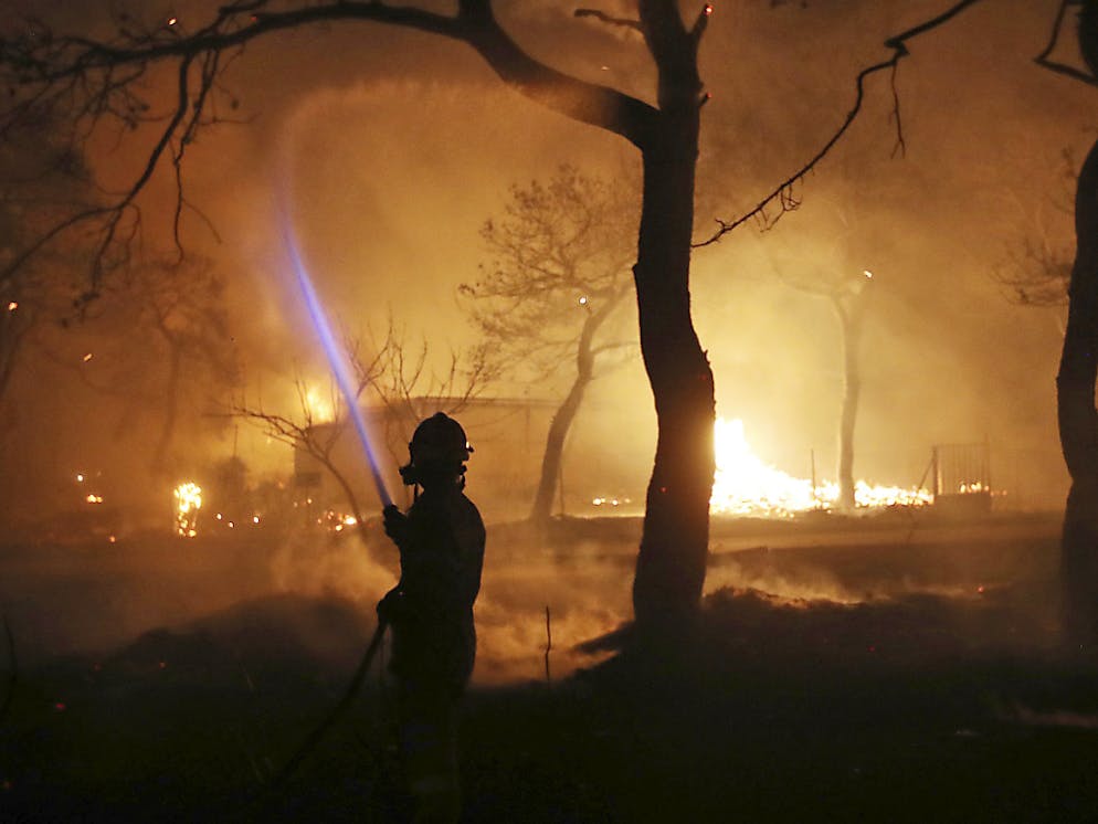 Brände in Griechenland. Die ausser Kontrolle geratenen Waldbrände nahe Athen haben mindestens 50 Menschen das Leben gekostet.