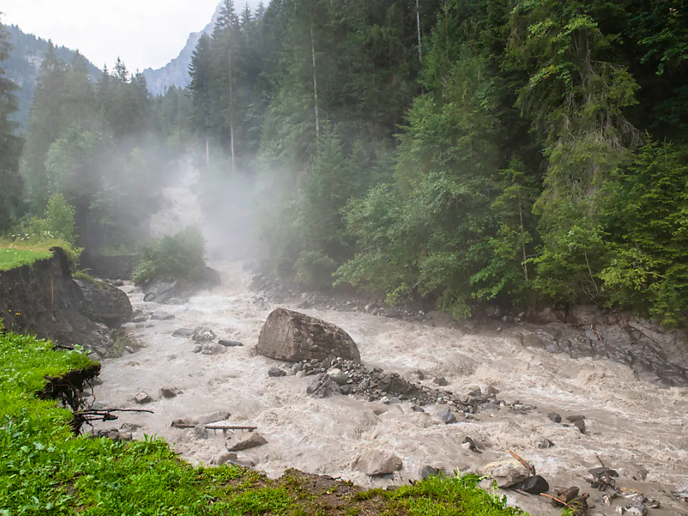 Aus einem Gletschersee auf der Plaine Morte ausgelaufenes Schmelzwasser bringt Hochwasser an der Lenk im Berner Oberland.