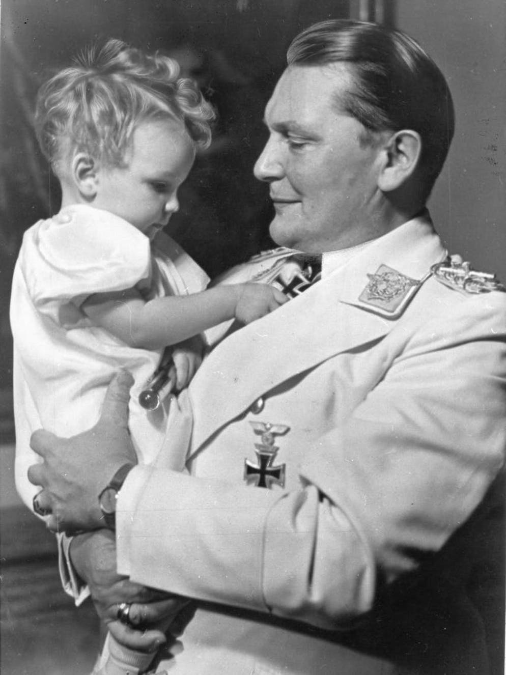 Que sont devenus les enfants des principaux criminels nazis?. Après la guerre, Edda Göring (née en 1938), la fille unique du maréchal Hermann Göring (1893-1946), s'est battue pendant plusieurs dizaines d'années devant les tribunaux pour récupérer une partie de l'héritage de son père, qui s'était suicidé pour échapper à son exécution.