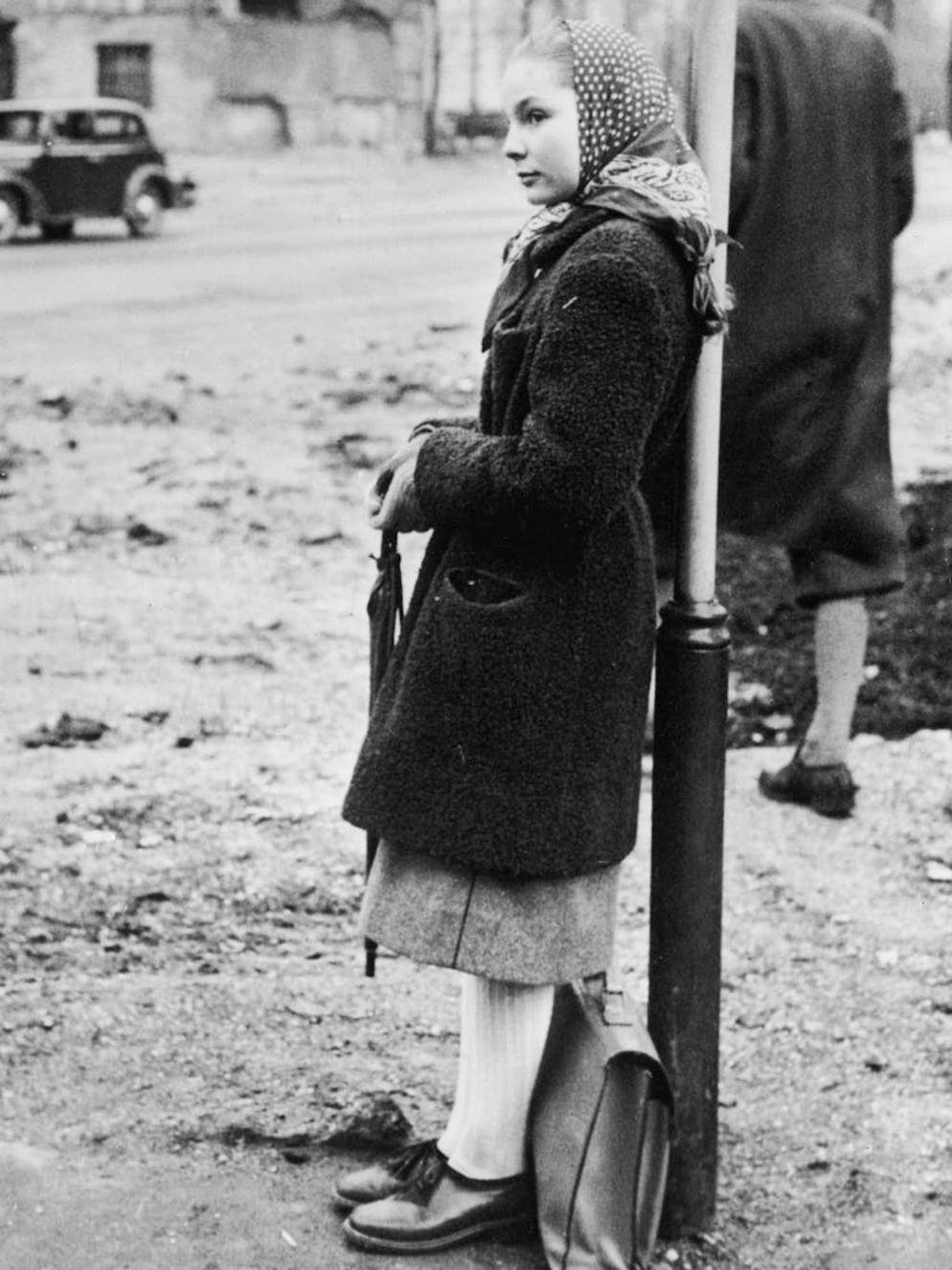 Que sont devenus les enfants des principaux criminels nazis?. En 2014, elle a une nouvelle fois tenté d'obtenir la restitution de la fortune de son père, qui est notamment le fruit d'actes de vol et d'extorsion commis durant la période nazie, en déposant une pétition au Landtag de Bavière, mais ses réclamations sont restées vaines. Sur ce cliché, on peut voir Edda Göring sur le chemin de l'école, à Munich, aux alentours de 1950.