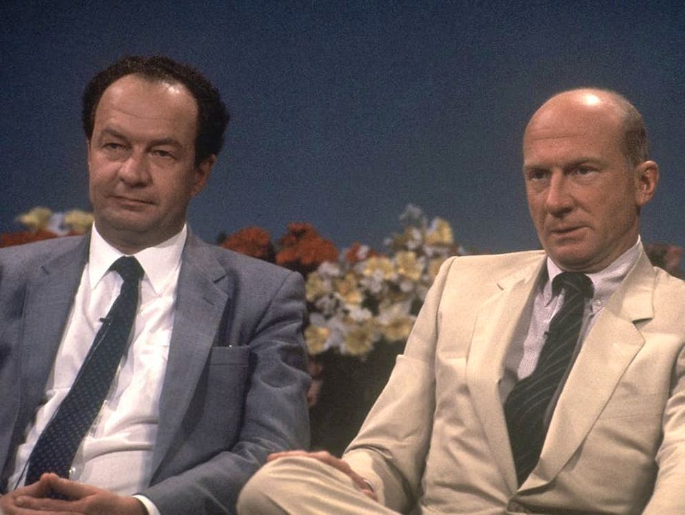 Que sont devenus les enfants des principaux criminels nazis?. Wolf Rüdiger Hess (1937-2001, à gauche), lui aussi filleul d'Hitler, a œuvré toute sa vie pour la libération et la réhabilitation de son père. Après la mort de ce dernier, il a prétendu que son père ne s'était pas suicidé, mais avait été assassiné par le service de renseignements extérieurs du Royaume-Uni (SIS). Il a contribué à la diffusion de la légende de «Hess, aviateur de la paix», reprise par des groupements d'extrême droite.