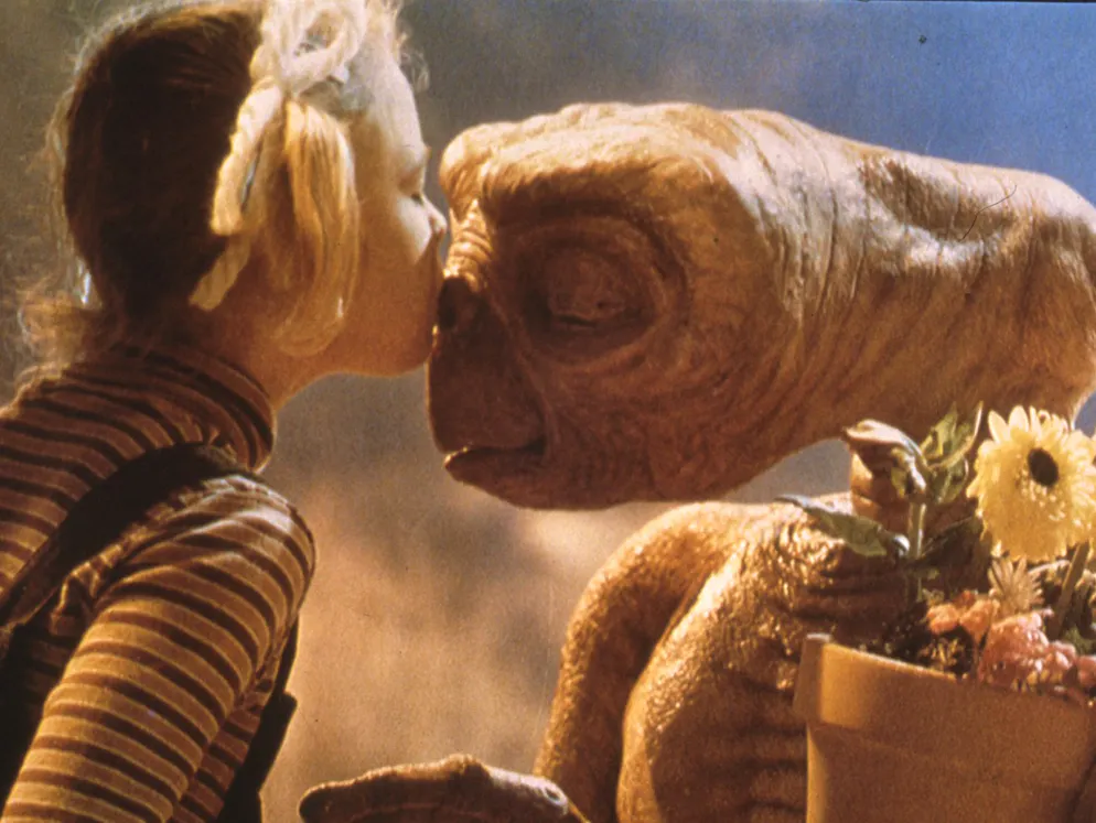 Die schönsten Küsse der Filmgeschichte. Platz 1: Zum Ende ein Abschiedskuss! Als der knuffige Ausserirdische «E.T.» (1982) in die Heimat zurück will, drückt Drew Barrymore ihm einen Schmatzer auf die Aliennase - und jedem, der kein Herz aus Stein hat, kräftig auf die Tränendrüse. Für uns der schönste Filmkuss aller Zeiten. 