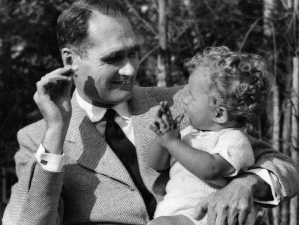 Que sont devenus les enfants des principaux criminels nazis?. Cependant, contrairement à Albert Speer Senior (1905-1981), qui avait contribué au déploiement d'une architecture nazie et d'une organisation urbaine mégalomaniaque, le fils a œuvré en faveur d'une culture architecturale démocratique et responsable qui lui a valu de recevoir de nombreux prix et récompenses.