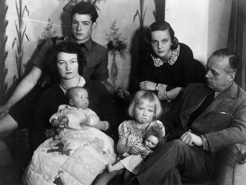 Que sont devenus les enfants des principaux criminels nazis?. Le ministre des Affaires étrangères Joachim von Ribbentrop (1893-1946, à droite) sur une photo de famille prise aux alentours de 1940. Au cours d'une interview accordée à une chaîne de télévision russe, son fils aîné Rudolf von Ribbentrop (né en 1921, au-dessus à gauche) s'est dit reconnaissant du destin que son père célèbre lui avait offert et de tout ce qu'il lui avait permis de vivre.