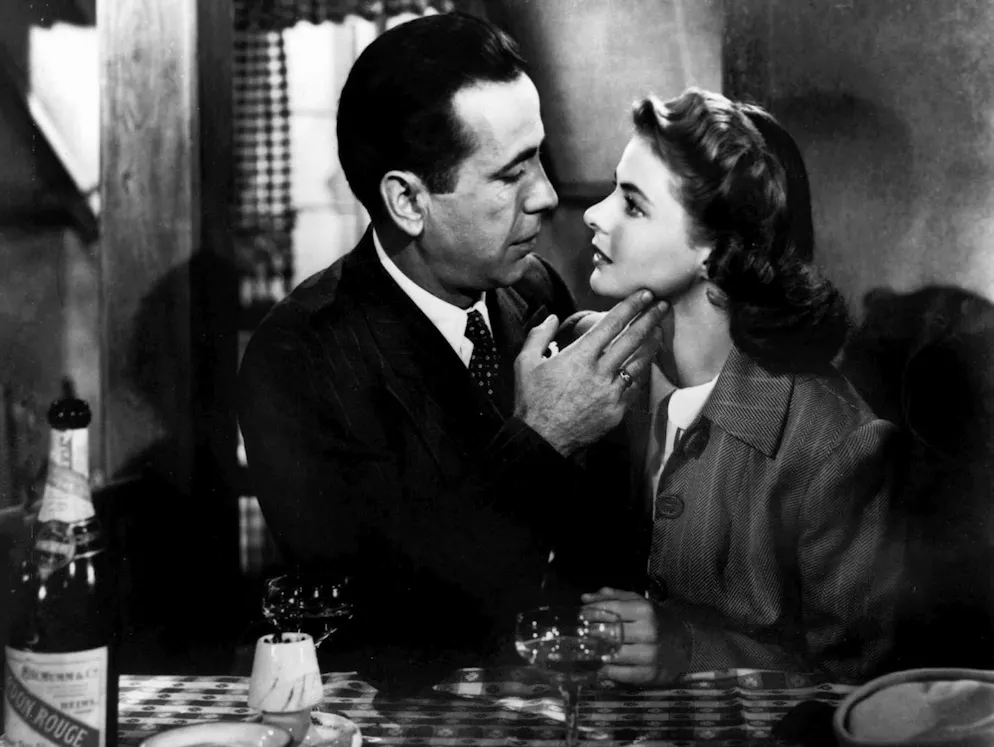 Die schönsten Küsse der Filmgeschichte. Platz 6: «Ich schau' Dir in die Augen, Kleines» - selten waren Liebende so cool wie Humphrey Bogart als Rick und Ingrid Bergman als Ilsa in «Casablanca» (1942). Die berühmte Kussszene ist trotzdem - oder gerade deswegen - zum Dahinschmelzen. 