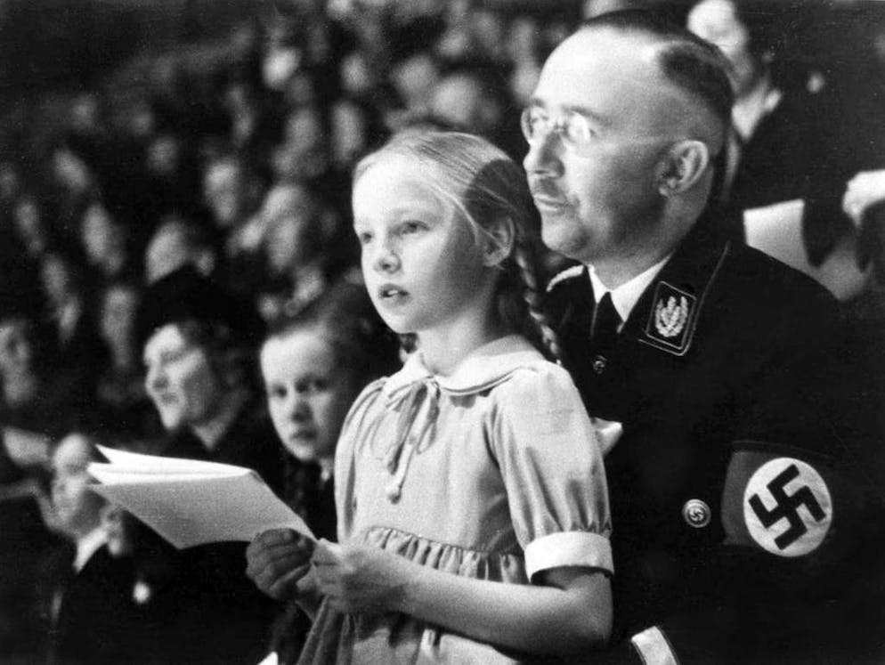 Que sont devenus les enfants des principaux criminels nazis?. Gudrun Burwitz (1929-2018), l'unique fille biologique d'Heinrich Himmler, est restée active au sein de groupements d'extrême droite jusqu'à un âge avancé. Elle n'a jamais pris ses distances par rapport à son père et à ses crimes. Sur la photo, on peut voir le Reichsführer-SS avec sa fille Gudrun lors d'une manifestation sportive organisée à Berlin en mars 1938.