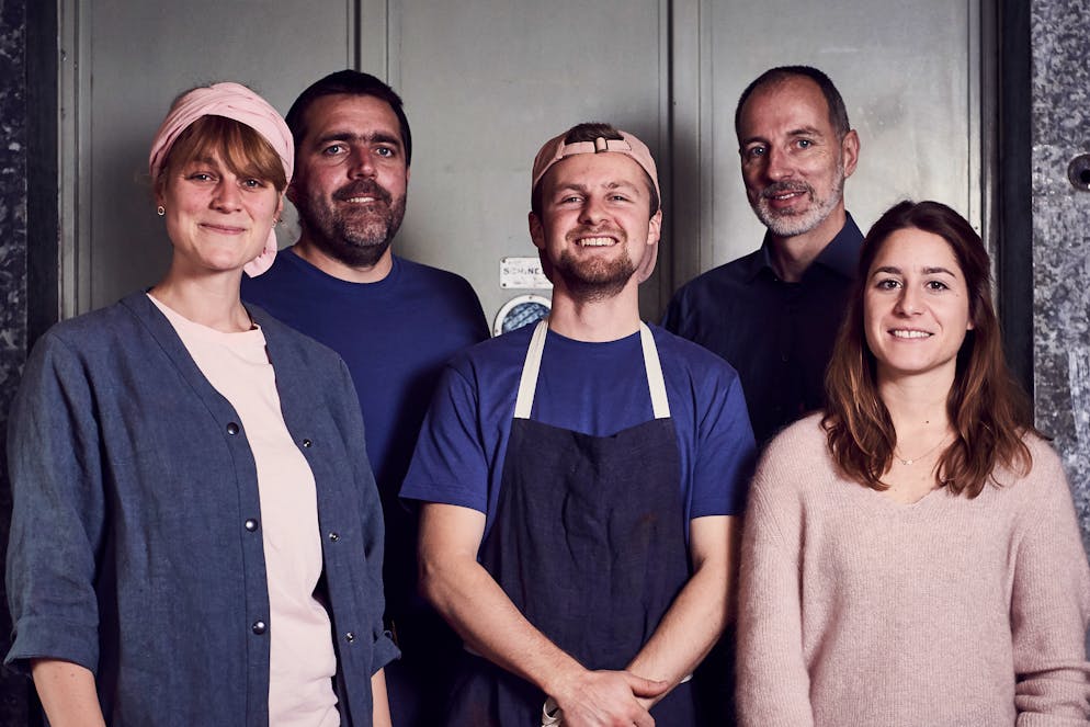 Immer mehr helvetische Chocolatiers tüfteln in kleinen Laboren an Schokolade: Laura Schälchli und ihr «La Flor»-Team.