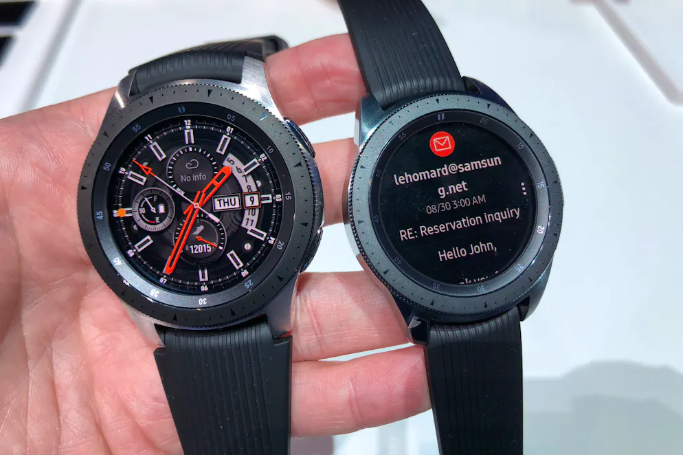 Die Galaxy Watch spielt mit interessanten optischen Effekten, um den Eindruck eines echten Chronographen aufkommen zu lassen.