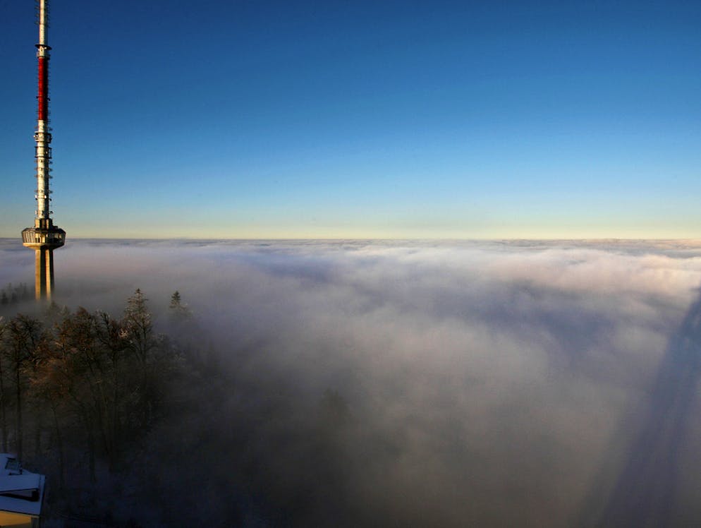 Der Fernsehturm auf dem Uetliberg über dem Nebelmeer. Bligg wird am nächsten Dienstag für freie Sicht sorgen. Grosses Rapper-Ehrenwort!