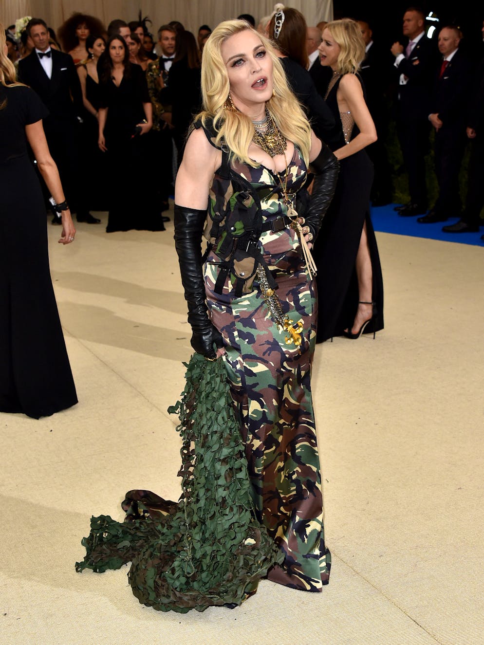 Madonna wird 60: Die besten Outfits der Queen of Pop. Madonna macht sogar Military-Look zur hippen Kleider-Mode.