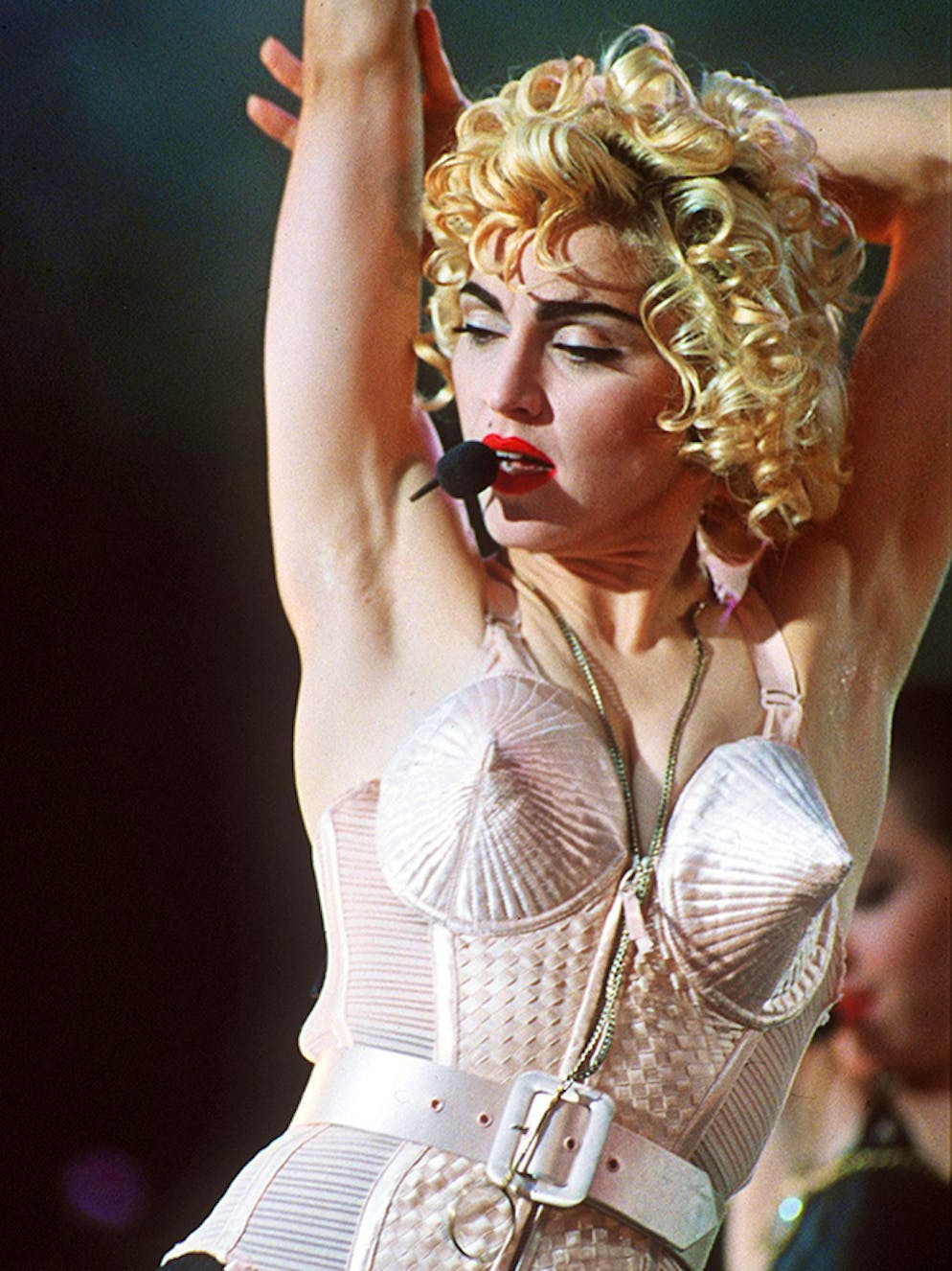 Madonna wird 60: Die besten Outfits der Queen of Pop. Eine Sexikone ihrer Zeit: Madonna 1990 im Londoner Wembley Stadium.