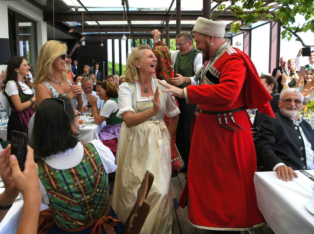 Putin Bei Der Hochzeit In Osterreich Und Merkel Im Schloss 
