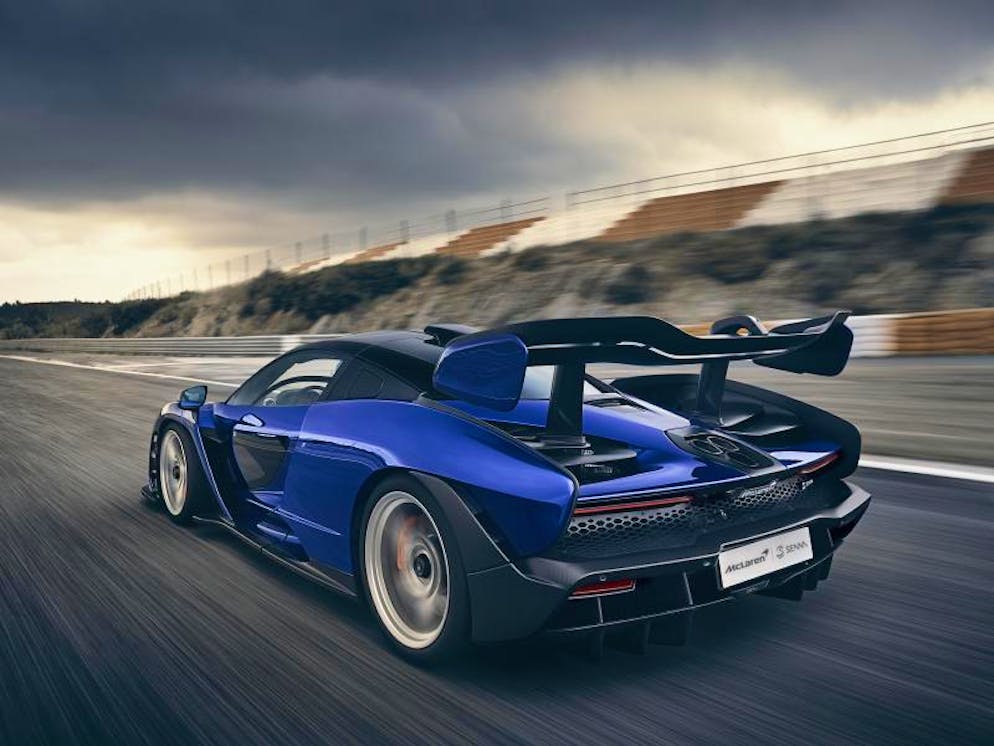 Fast keine Isolation: Wo die Motoren sonst oft wie in Watte gepackt sind, darf der V8 beim Senna die enge Kabine mit Schall und Vibration fluten.