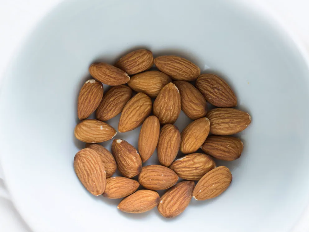 Volle Verbrennung statt Sparflamme: So heizen Sie Ihren Stoffwechsel ein. Wer bisher dachte, Mandeln sind viel zu fetthaltig, um regelmässig geknabbert zu werden, der darf sich freuen: Selbst der Diätcoach der Stars, David Kirsch, empfiehlt zehn Stück am Nachmittag. Sie helfen sogar beim Abnehmen und spenden gesunde Pflanzenenergie, wertvolle Fette und Vitamine.