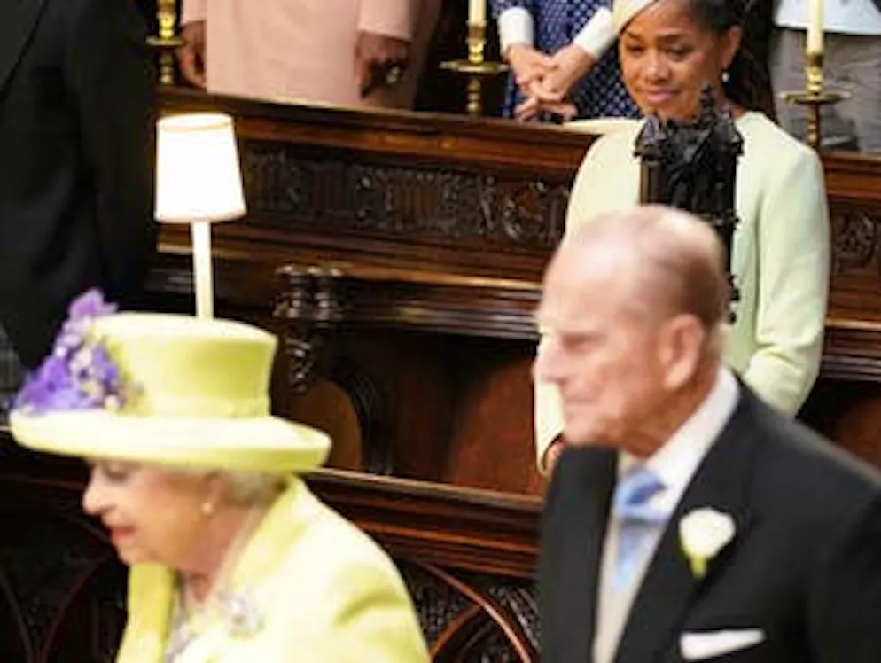 Il matrimonio del principe Harry e di Meghan Markle. Doria Ragland (sullo sfondo), la madre di Meghan Markle, segue l'arrivo della regina Elisabetta II e del principe FIlippo nella cappella St. George.