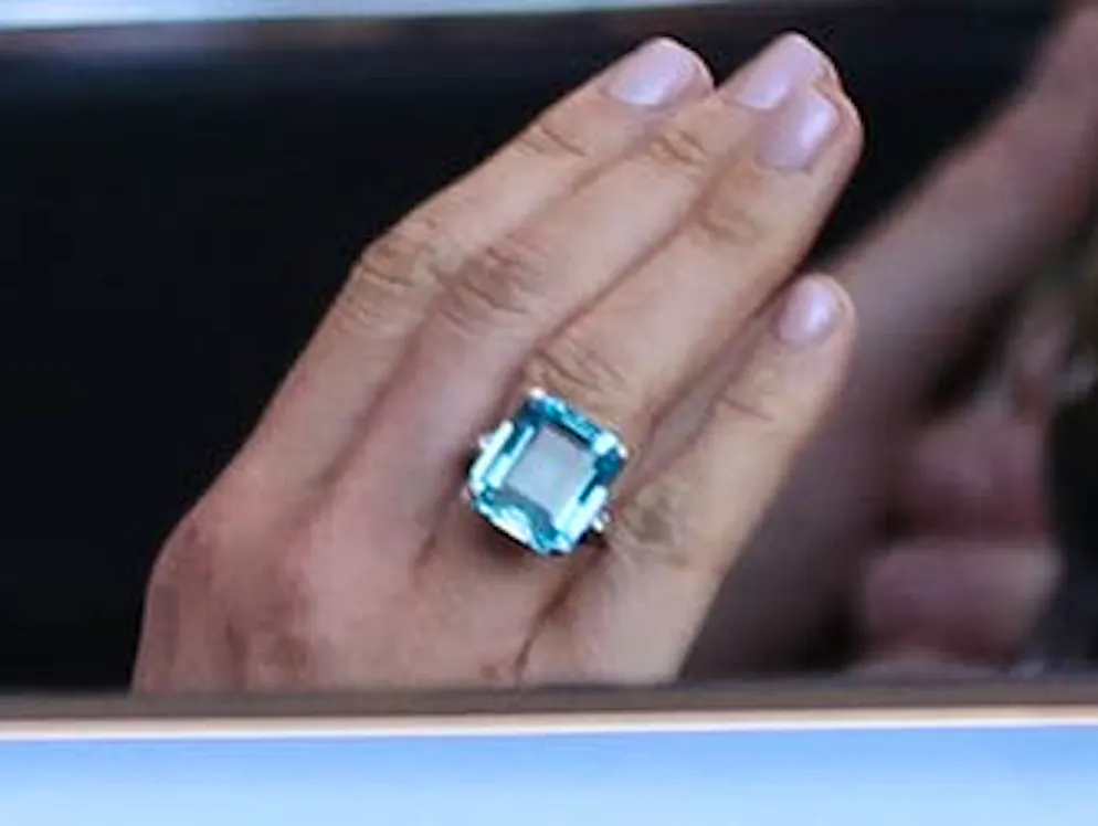 Il matrimonio del principe Harry e di Meghan Markle. La sposa indossava un anello molto speciale alla mano destra. Questo gioiello dai riflessi bluastri era appartenuto alla madre di Harry, Diana, morta nel 1997, ed è apparentemente un regalo di matrimonio molto speciale da parte del principe per la sua fidanzata.