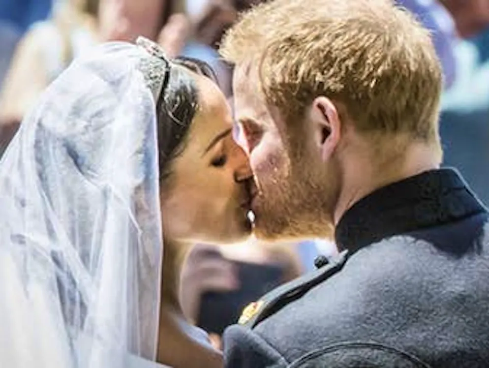 Il matrimonio del principe Harry e di Meghan Markle. Prima, ovviamente, si sono detti «sì». La coppia davanti all'altare. Il primo bacio da sposi: Meghan Markle e il principe Harry sui gradini della cappella del castello di Windsor. 