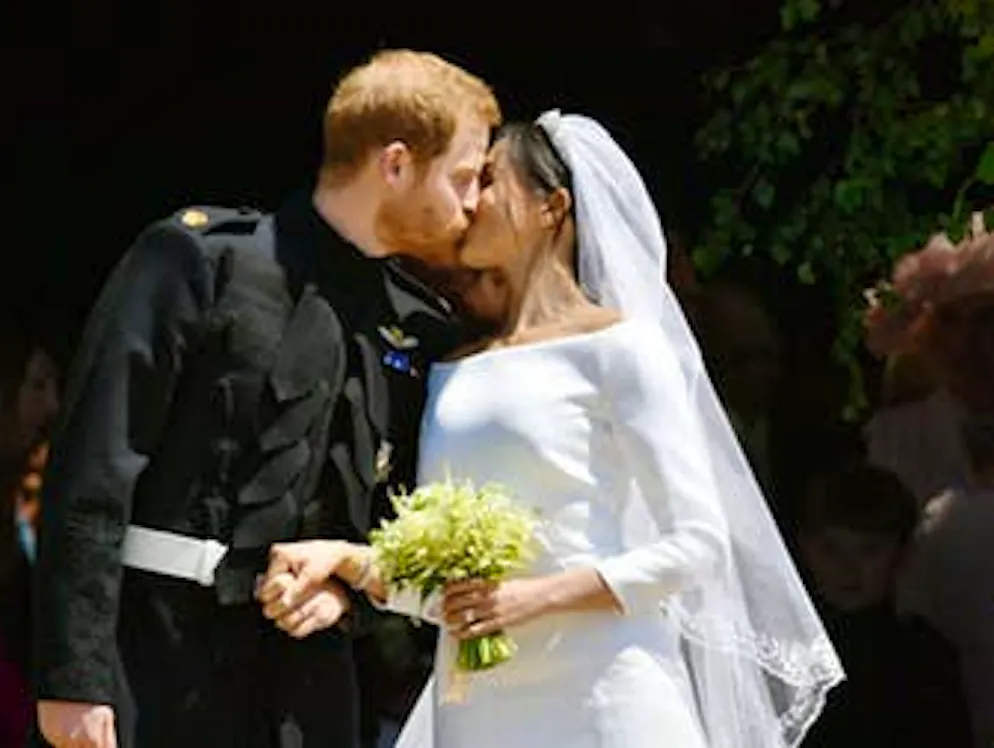 Il matrimonio del principe Harry e di Meghan Markle. Il principe Harry bacia la moglie Meghan dopo il matrimonio alla cappella St. George.
