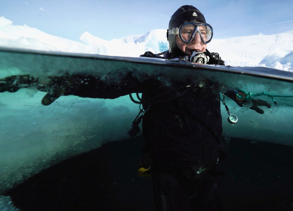 «DOK»-Serie «Wasserwelten». Wann immer er kann, erforscht er zusammen mit Freunden die unberührte Natur Ostgrönlands. Beim Eistauchen vergisst der 51-Jährige die eisige Kälte und lässt sich ganz auf eine bezaubernde Unterwasserwelt ein.